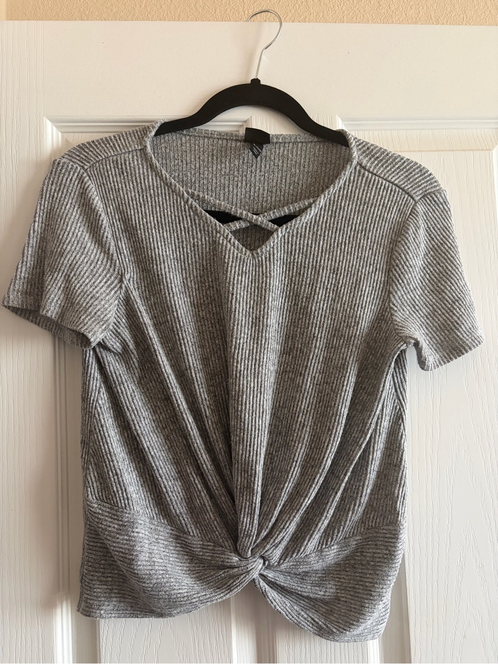 art class Gray Ribbed Twist-Knot Short Sleeve Tee
